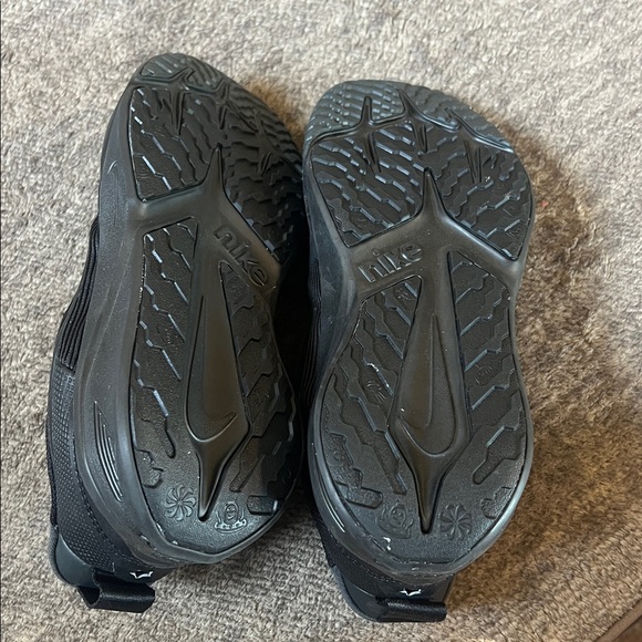 Never worn boys Nike shoes - Picture 4 of 4